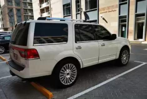 Utilisé Lincoln Navigator À vendre au Al-Sadd , Doha #13590 - 1  image 