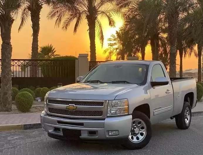 مستعملة Chevrolet Silverado للبيع في الكويت #15140 - 1  صورة 