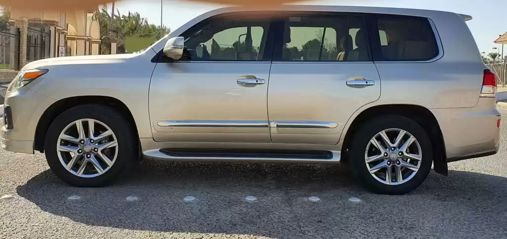 مستعملة Lexus LX للبيع في الكويت #15414 - 1  صورة 