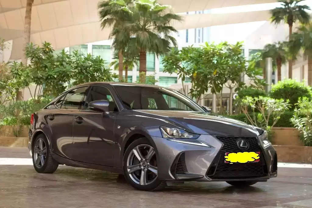 مستعملة Lexus IS 300 للبيع في الكويت #15916 - 1  صورة 