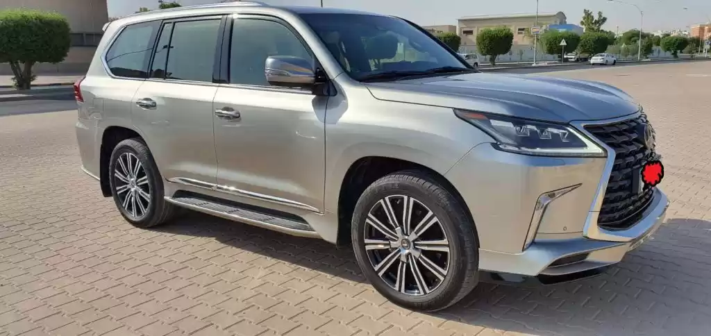مستعملة Lexus LX للبيع في الكويت #15952 - 1  صورة 