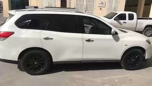 استفاده شده Nissan Pathfinder برای اجاره که در دوحه #21923 - 1  image 