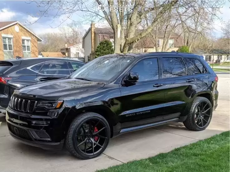 مستعملة Jeep Cherokee للإيجار في الوكرة #32325 - 1  صورة 