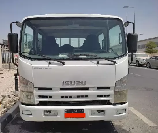 Utilisé Isuzu Unspecified À vendre au Al-Sadd , Doha #7262 - 2  image 