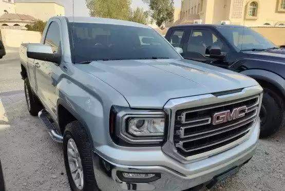 مستعملة GMC Sierra للبيع في الدوحة #8489 - 1  صورة 
