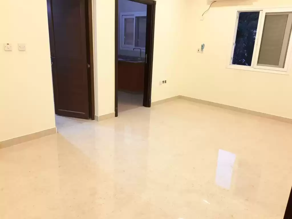 Wohn Klaar eigendom 2 Schlafzimmer U/F Wohnung  zu vermieten in Al Sadd , Doha #10704 - 1  image 