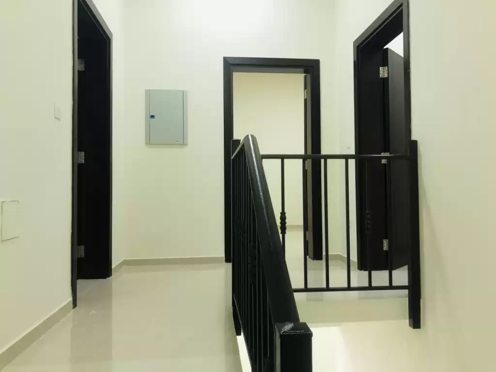 سكني عقار جاهز 3 غرف  غير مفروش فيلا في مجمع  للإيجار في السد , الدوحة #11218 - 1  صورة 