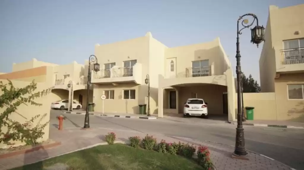 Résidentiel Propriété prête 5 chambres S / F Villa à Compound  a louer au Al-Sadd , Doha #11512 - 1  image 