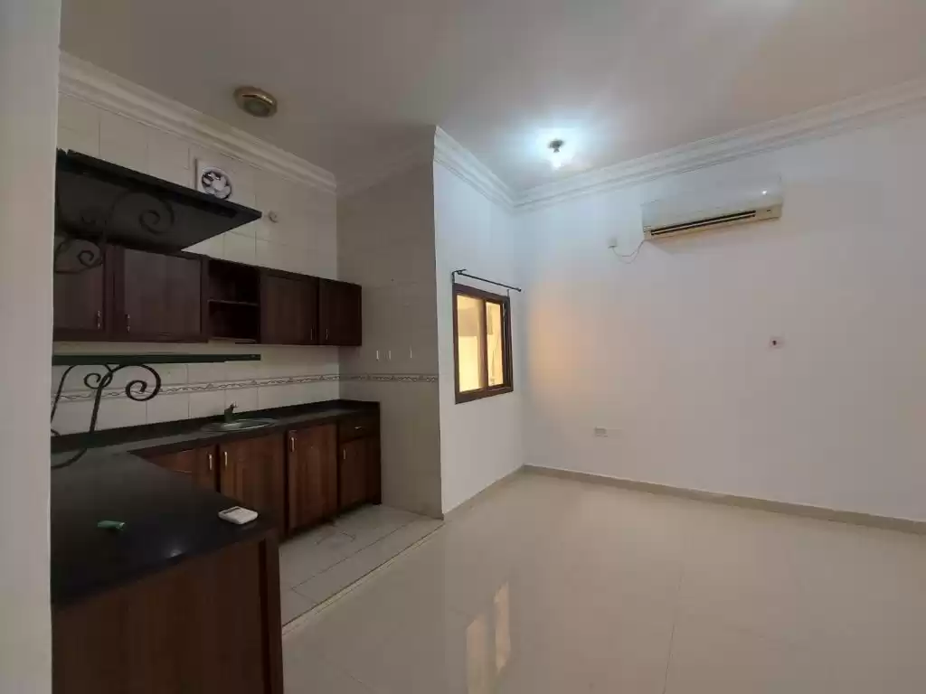 سكني عقار جاهز 2 غرف  غير مفروش فيلا في مجمع  للإيجار في السد , الدوحة #12004 - 1  صورة 
