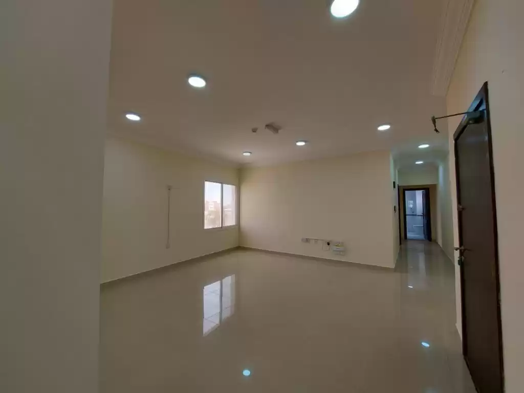 Wohn Klaar eigendom 2 Schlafzimmer U/F Wohnung  zu vermieten in Al Sadd , Doha #12165 - 1  image 