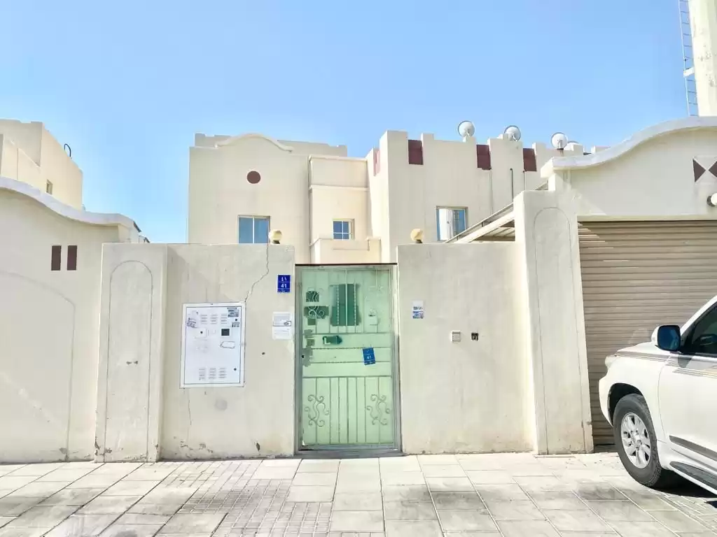 سكني عقار جاهز 1 غرفة  غير مفروش فيلا في مجمع  للإيجار في الدوحة #12192 - 1  صورة 