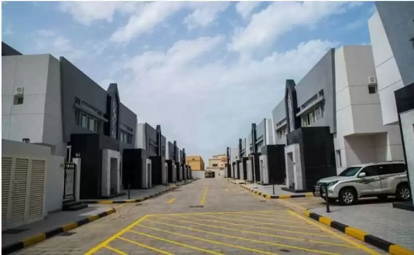 Residential Ready Property 6 Bedrooms U/F Villa in Compound  for rent in Al Sadd , Doha #12355 - 1  image 