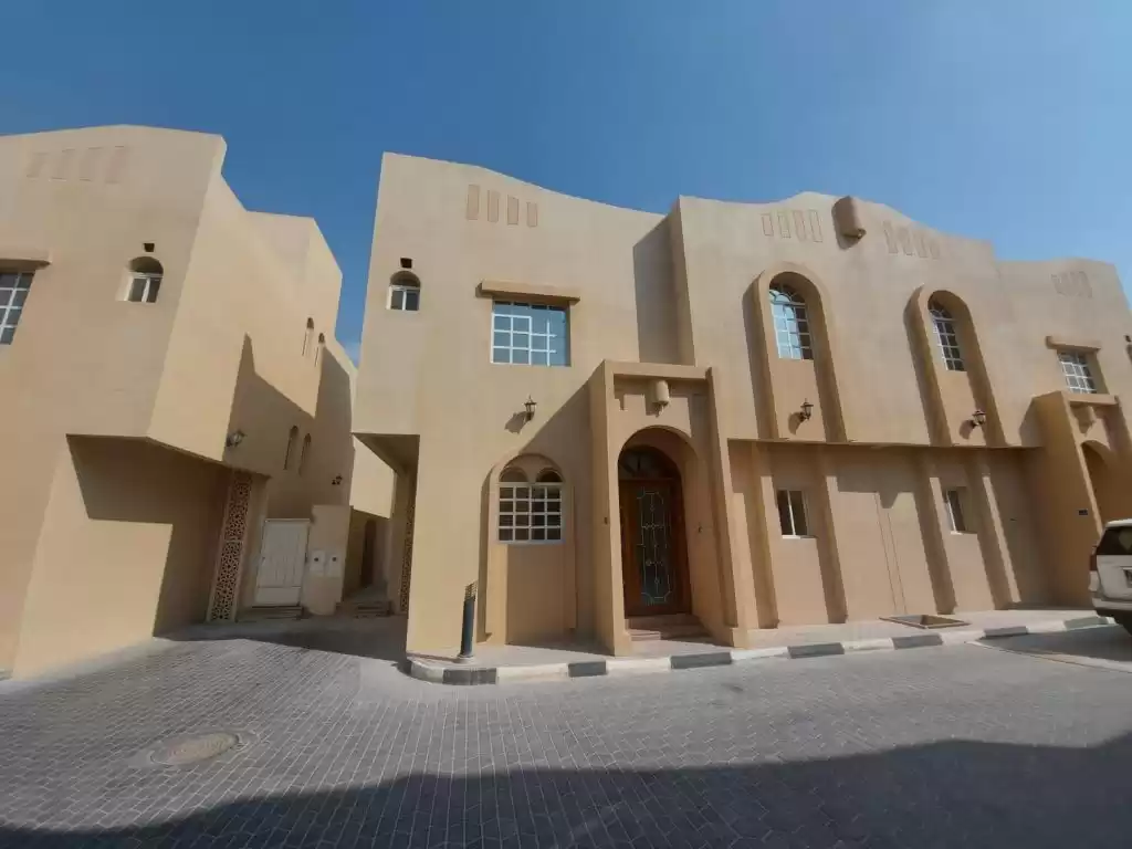 سكني عقار جاهز 5 غرف  غير مفروش فيلا في مجمع  للإيجار في السد , الدوحة #12604 - 1  صورة 