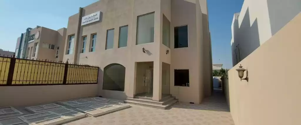 سكني عقار جاهز 5 غرف  نصف مفروش فيلا  للإيجار في السد , الدوحة #12662 - 1  صورة 