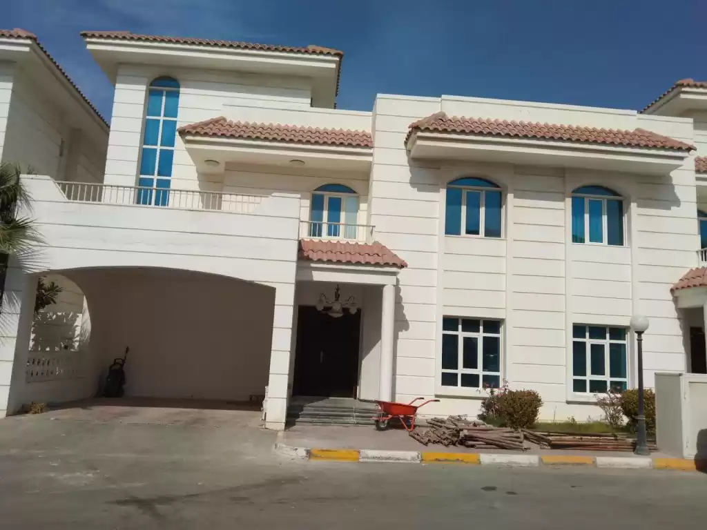 سكني عقار جاهز 5 غرف  نصف مفروش فيلا في مجمع  للإيجار في السد , الدوحة #12810 - 1  صورة 