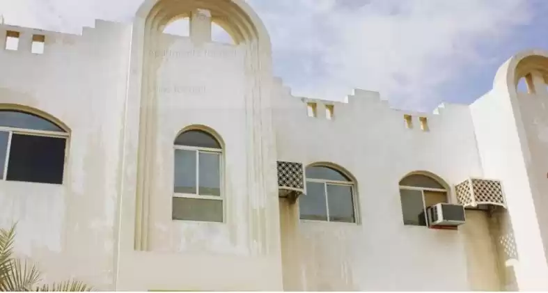 yerleşim Hazır Mülk 5 Yatak Odası U/F Site İçinde Villa  kiralık içinde Doha #12883 - 1  image 
