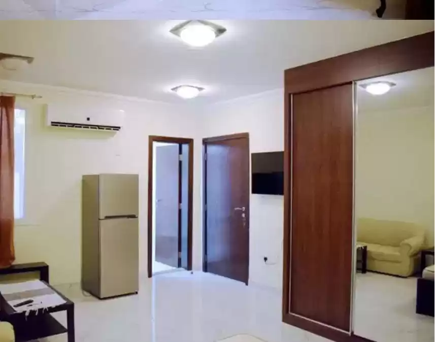 yerleşim Hazır Mülk 1 yatak odası F/F Çatı katı  kiralık içinde Doha #12902 - 1  image 