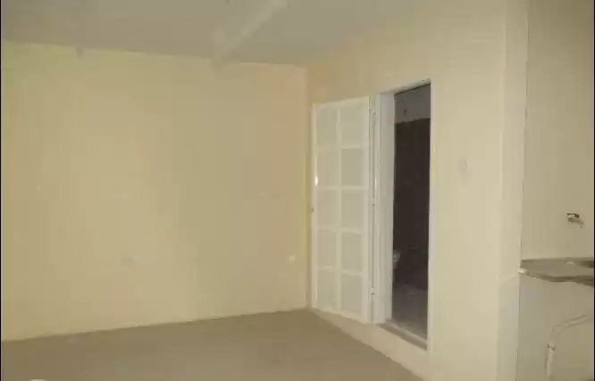 سكنية وتجارية عقار جاهز 7+ غرف  غير مفروش مخيم عمال  للإيجار في الدوحة #12938 - 1  صورة 