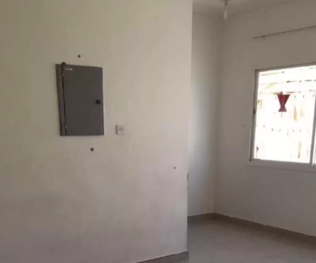 Residential Ready Property 2 Bedrooms U/F Apartment  for rent in Al Sadd , Doha #13048 - 1  image 