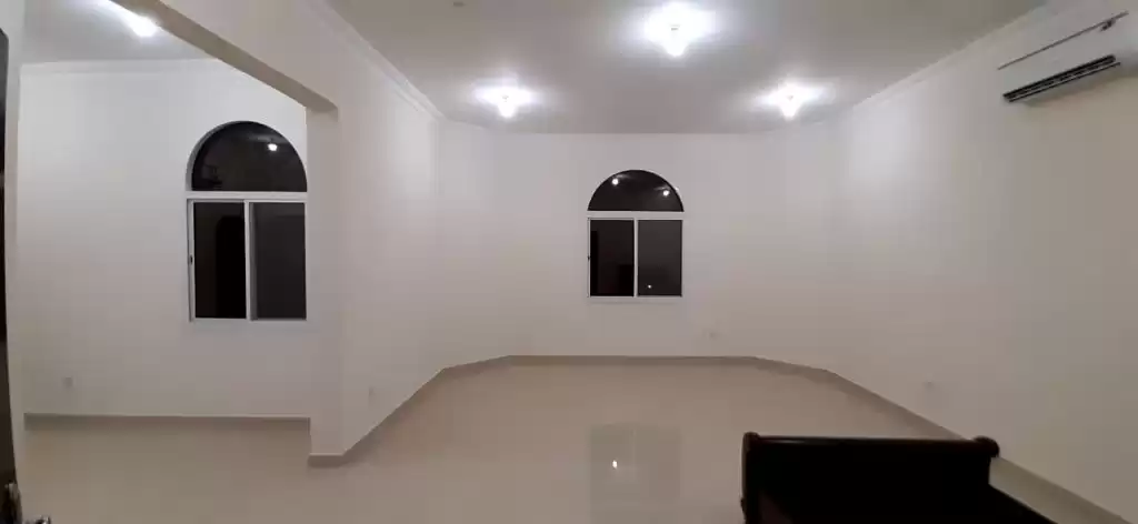 yerleşim Hazır Mülk 3 yatak odası S/F Apartman  kiralık içinde Al Sadd , Doha #13055 - 1  image 