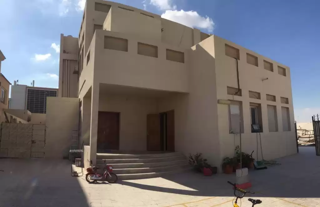 yerleşim Hazır Mülk 1 yatak odası U/F Apartman  kiralık içinde Al Sadd , Doha #13132 - 1  image 