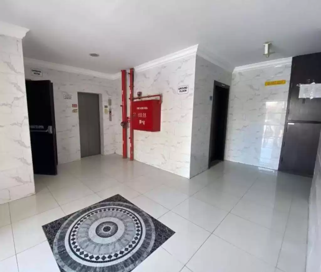 yerleşim Hazır Mülk 3 yatak odası U/F Apartman  kiralık içinde Al Sadd , Doha #13329 - 1  image 