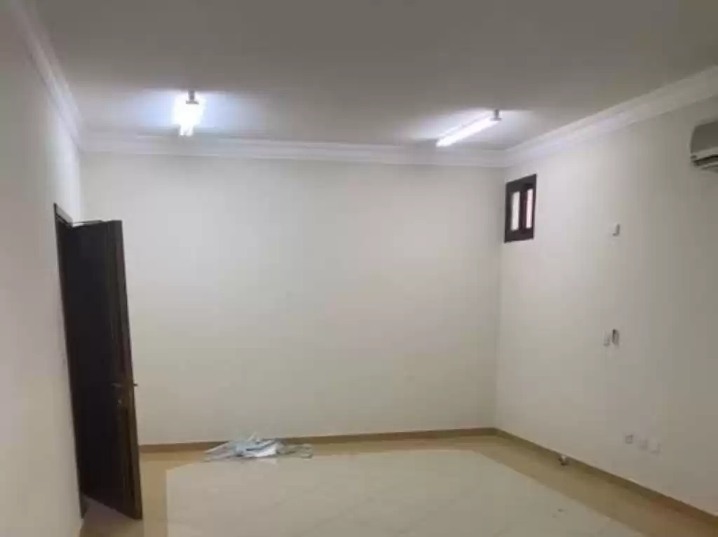 Wohn Klaar eigendom 2 Schlafzimmer U/F Wohnung  zu vermieten in Doha #13330 - 1  image 