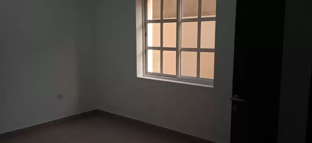 Residential Ready Property 3 Bedrooms U/F Apartment  for rent in Al Sadd , Doha #13354 - 1  image 