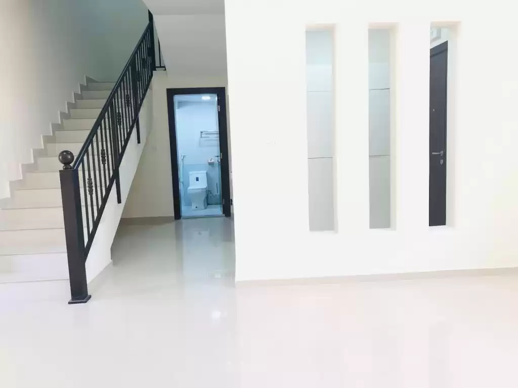 سكني عقار جاهز 3 غرف  غير مفروش فيلا في مجمع  للإيجار في السد , الدوحة #13532 - 1  صورة 