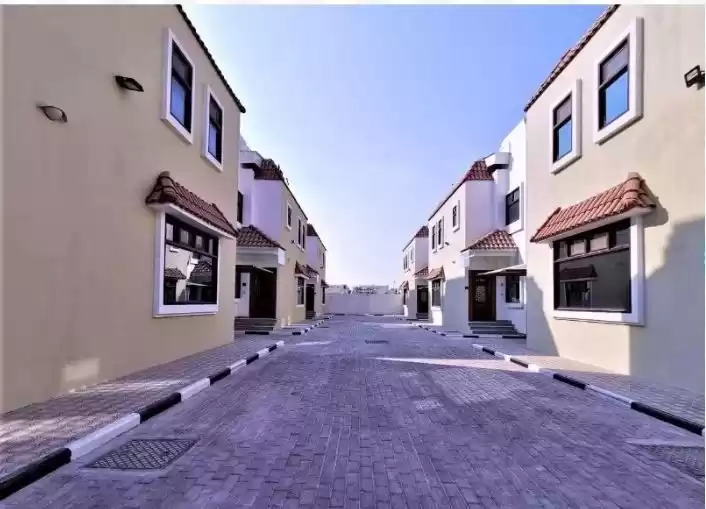 سكني عقار جاهز 4 غرف  غير مفروش فيلا في مجمع  للإيجار في السد , الدوحة #13688 - 1  صورة 