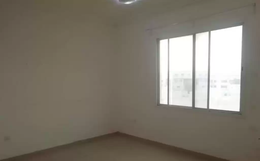 Wohn Klaar eigendom 4 Schlafzimmer U/F Wohnung  zu vermieten in Doha #13732 - 1  image 