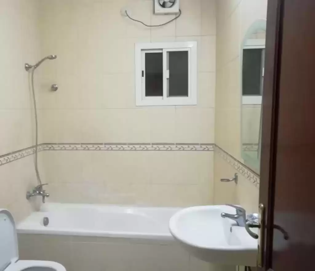 سكني عقار جاهز 3 غرف  غير مفروش شقة  للإيجار في الدوحة #13736 - 1  صورة 
