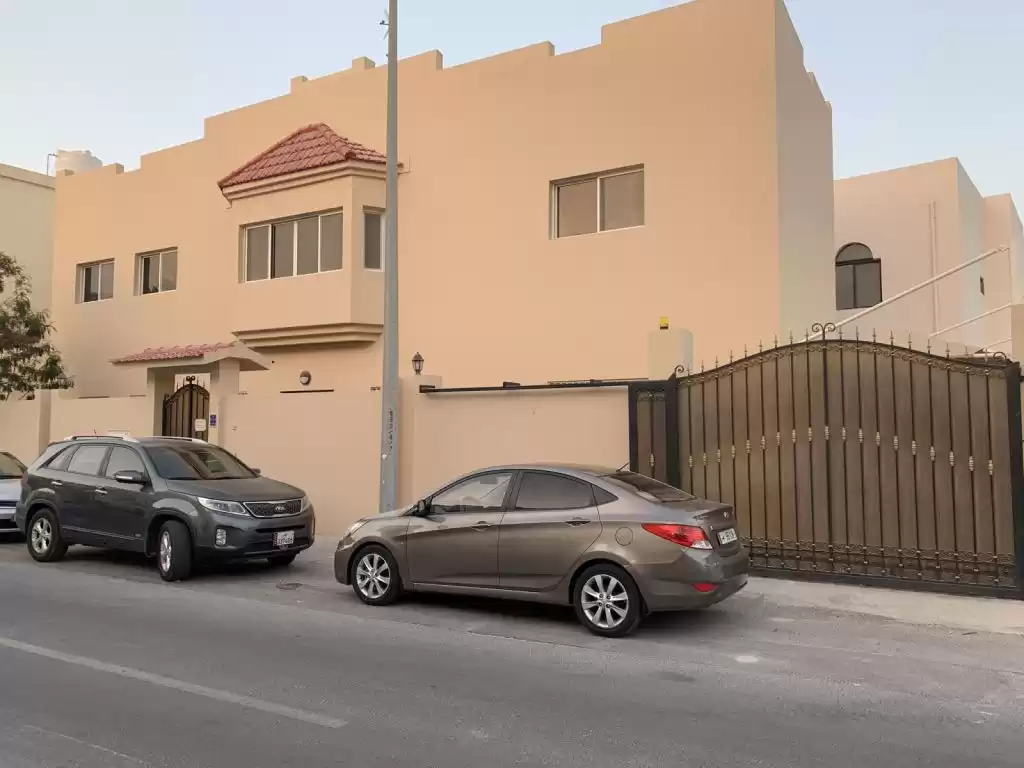 yerleşim Hazır Mülk 4 Yatak Odası U/F Müstakil Villa  kiralık içinde Al Sadd , Doha #13928 - 1  image 