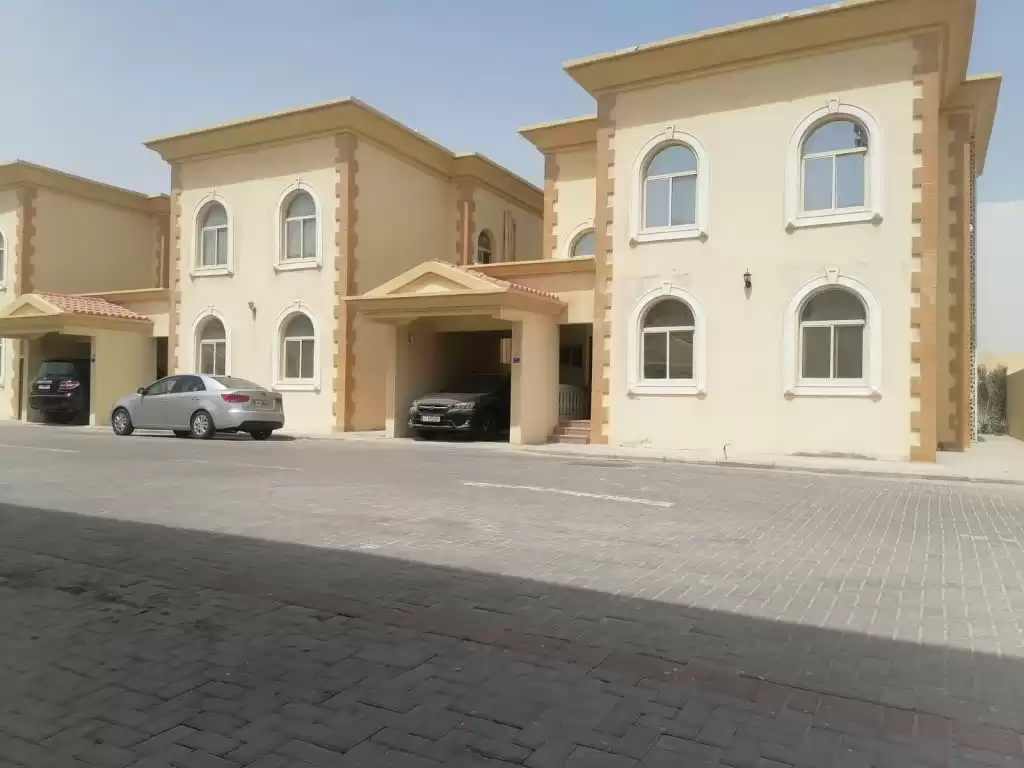 سكني عقار جاهز 4 غرف  غير مفروش فيلا في مجمع  للإيجار في السد , الدوحة #13962 - 1  صورة 
