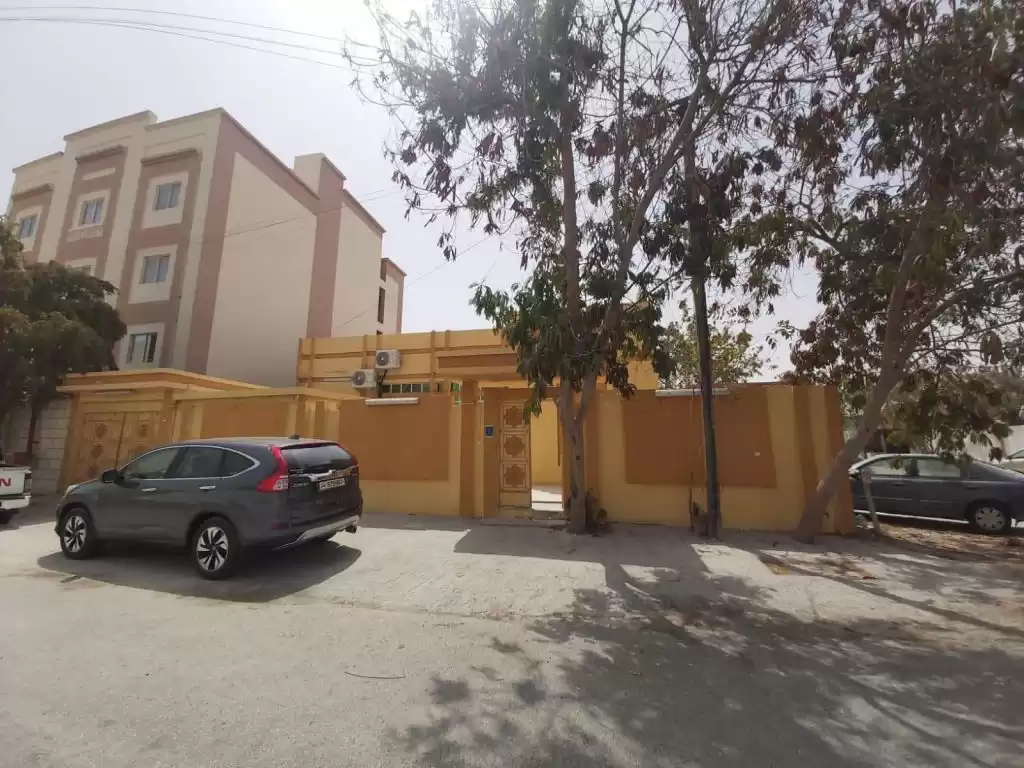 Résidentiel Propriété prête 7+ chambres S / F Villa autonome  a louer au Al-Sadd , Doha #13996 - 1  image 