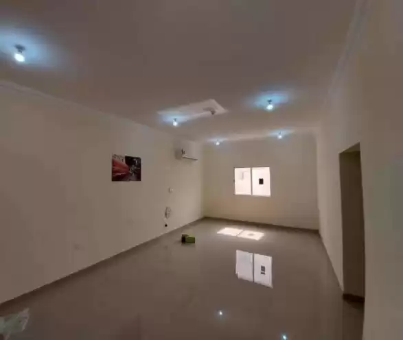 Residential Ready Property 2 Bedrooms U/F Apartment  for rent in Al Sadd , Doha #14116 - 1  image 