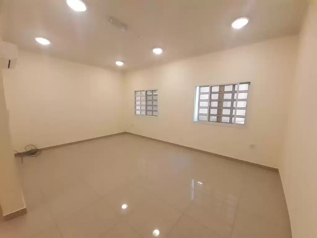 yerleşim Hazır Mülk 2 yatak odası U/F Apartman  kiralık içinde Al Sadd , Doha #14339 - 1  image 