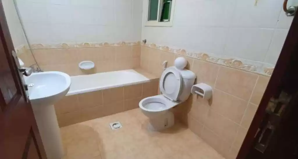 Wohn Klaar eigendom 2 Schlafzimmer U/F Wohnung  zu vermieten in Al Sadd , Doha #14377 - 1  image 