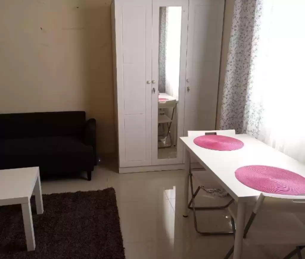yerleşim Hazır Mülk 1 yatak odası F/F Apartman  kiralık içinde Doha #14587 - 1  image 