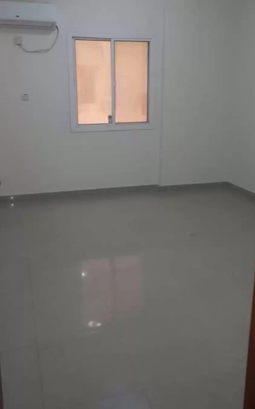 Wohn Klaar eigendom 2 Schlafzimmer U/F Wohnung  zu vermieten in Al Sadd , Doha #14588 - 1  image 