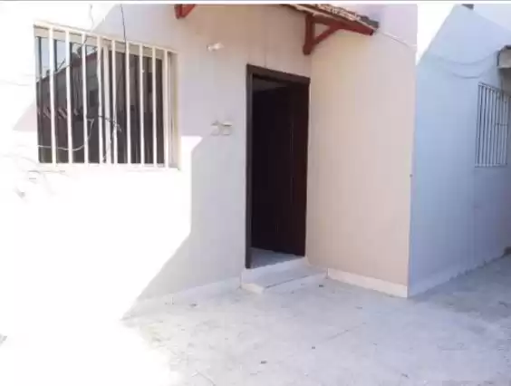 Residential Ready Property 2 Bedrooms U/F Apartment  for rent in Al Sadd , Doha #14641 - 1  image 