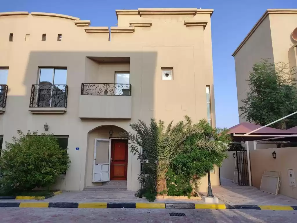 سكني عقار جاهز 4 غرف  غير مفروش فيلا في مجمع  للإيجار في السد , الدوحة #14755 - 1  صورة 