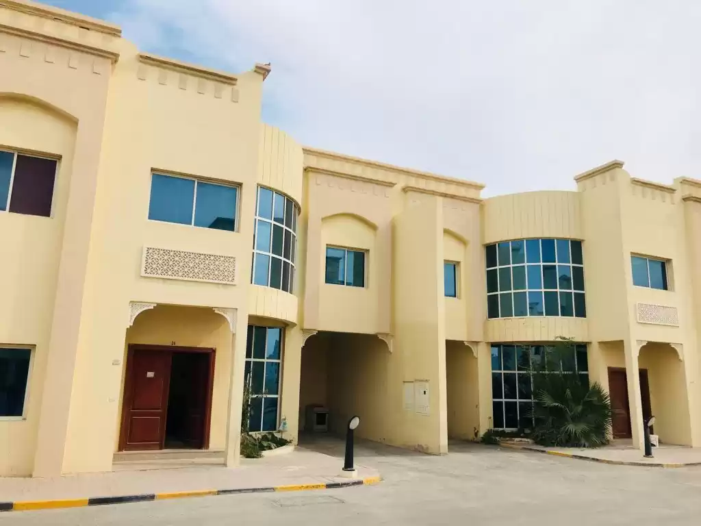 سكني عقار جاهز 5 غرف  غير مفروش فيلا في مجمع  للإيجار في السد , الدوحة #14761 - 1  صورة 