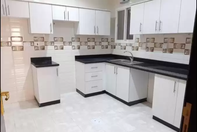 Wohn Klaar eigendom 2 Schlafzimmer U/F Wohnung  zu vermieten in Al Sadd , Doha #14916 - 1  image 