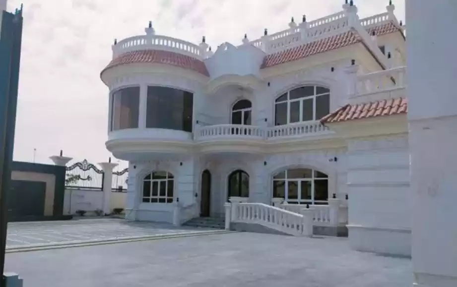 yerleşim Hazır Mülk 7+ Yatak Odası U/F Müstakil Villa  satılık içinde Al Sadd , Doha #15010 - 1  image 