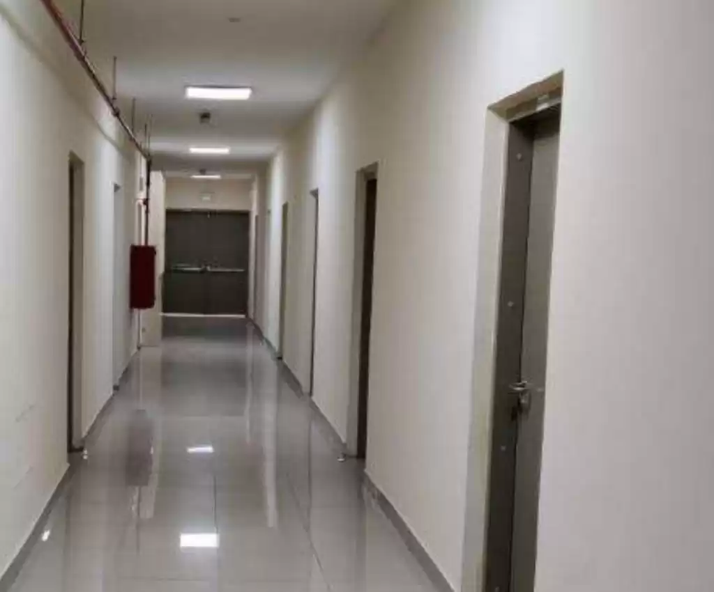 سكني عقار جاهز 7+ غرف  غير مفروش مخيم عمال  للإيجار في الدوحة #15116 - 1  صورة 