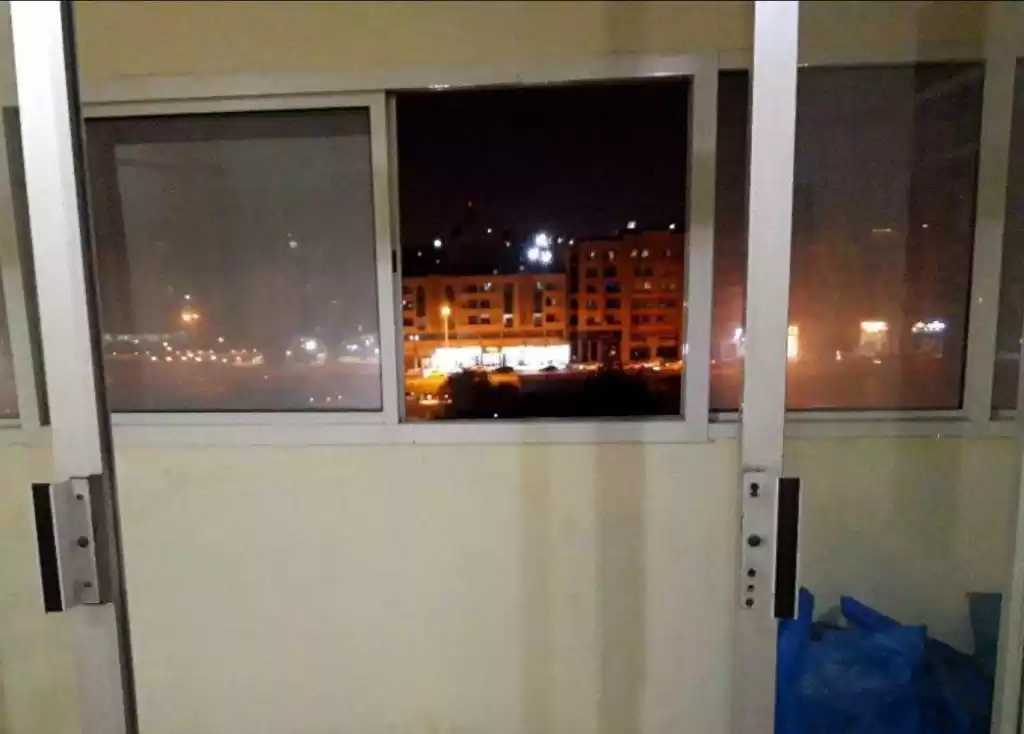 Жилой Готовая недвижимость 1 спальня Н/Ф Квартира  в аренду в Доха #15129 - 1  image 