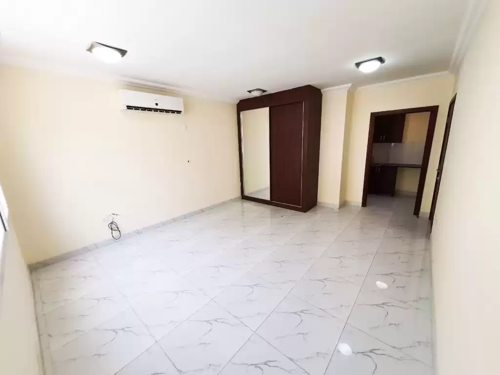 سكني عقار جاهز ستوديو غير مفروش شقة  للإيجار في الدوحة #15178 - 1  صورة 