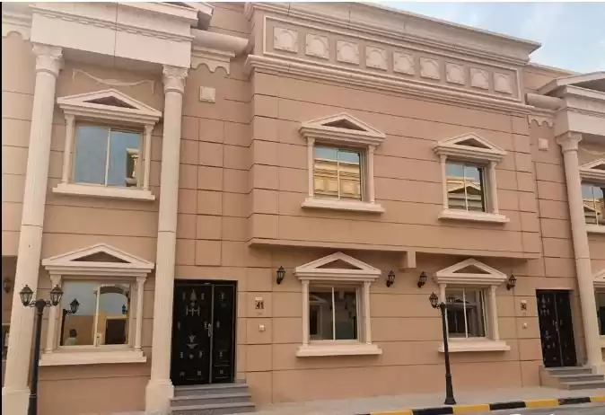 سكني عقار جاهز 5 غرف  غير مفروش فيلا في مجمع  للإيجار في الدوحة #15292 - 1  صورة 