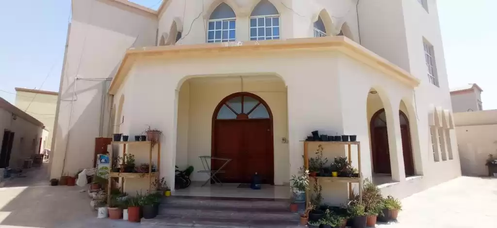 Wohn Klaar eigendom 1 Schlafzimmer U/F Alleinstehende Villa  zu vermieten in Al Sadd , Doha #15315 - 1  image 